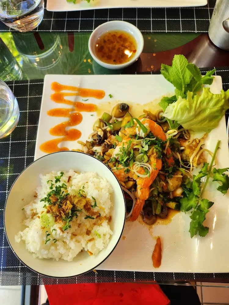 Riz Blanc Et Légumes Sautés Au Crevettes